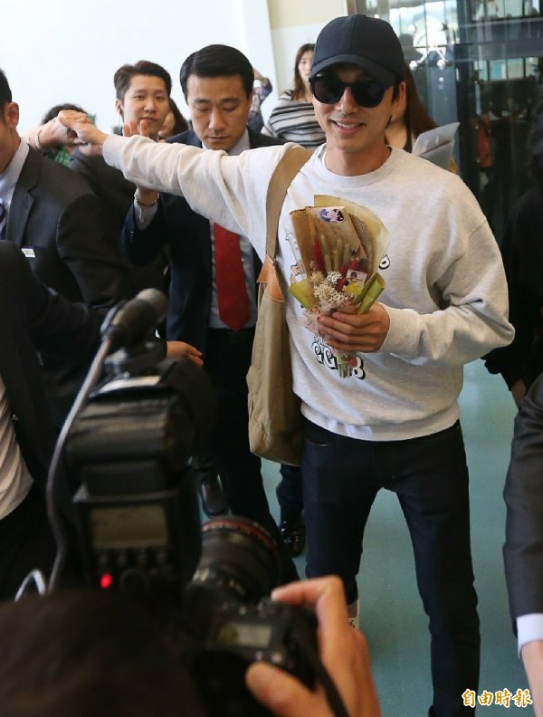 孔劉離台面帶微笑。(記者姚介修攝) 孔劉離台面帶微笑。(記者姚介修攝)