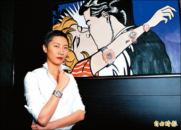 孫怡擔任宇舶錶創新藝術展一日導覽員，指出她背後的作品「HUBLOT Lichtenstein」蘊含巧妙的藝術互動，令人會心一笑。（記者潘少棠攝）