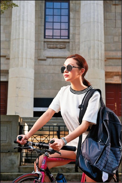 Garmin vivofit 3健身手環，可記錄步數和偵測睡眠，原價3,990元，母親節特價2,990元。