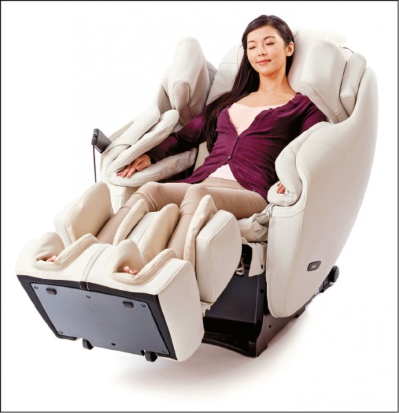 INADA 3S美體整姿按摩椅，原價142,000元，母親節特價127,800元，贈送Fissler鍋具組。