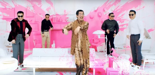 〈I LUV IT〉大手筆請來以〈PPAP〉爆紅的日本Piko太郎。(圖擷自YouTube) 〈I LUV IT〉大手筆請來以〈PPAP〉爆紅的日本Piko太郎。(圖擷自YouTube)