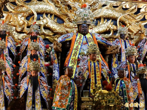 鎮發宮主祀羅府千歲,神明身上的龍袍,為豬哥亮捐獻。(記者賴筱桐攝) 鎮發宮主祀羅府千歲,神明身上的龍袍,為豬哥亮捐獻。(記者賴筱桐攝)