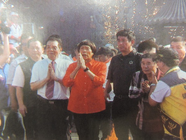 豬哥亮參加鎮發宮慶典活動照片。(記者賴筱桐翻攝) 豬哥亮參加鎮發宮慶典活動照片。(記者賴筱桐翻攝)
