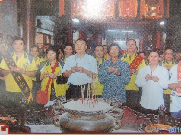 豬哥亮參加板橋鎮發宮活動照片。(記者賴筱桐翻攝) 豬哥亮參加板橋鎮發宮活動照片。(記者賴筱桐翻攝)