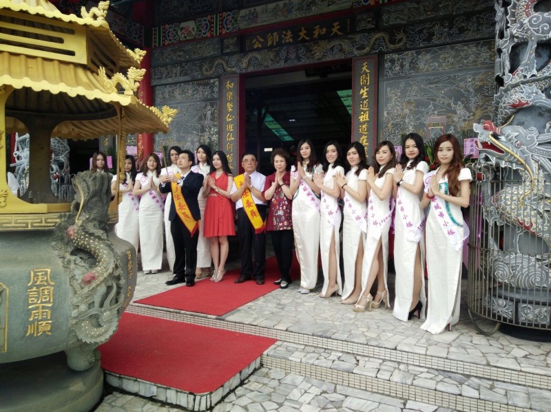 2017全球城市小姐今端午節應石門洞五龍宮邀請，化身七仙女參與活動。（城市小姐提供）