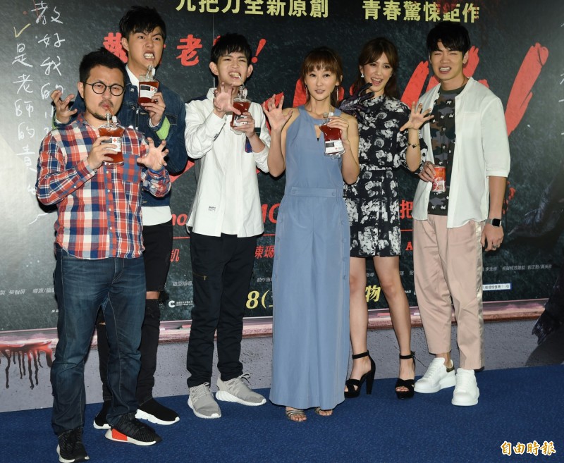 九把刀（左起）、 蔡凡熙、鄧育凱、陳珮騏、劉奕兒、布魯斯出席「報告老師！怪怪怪怪物！」電影正式預告發布記者會。（記者宋志雄攝）