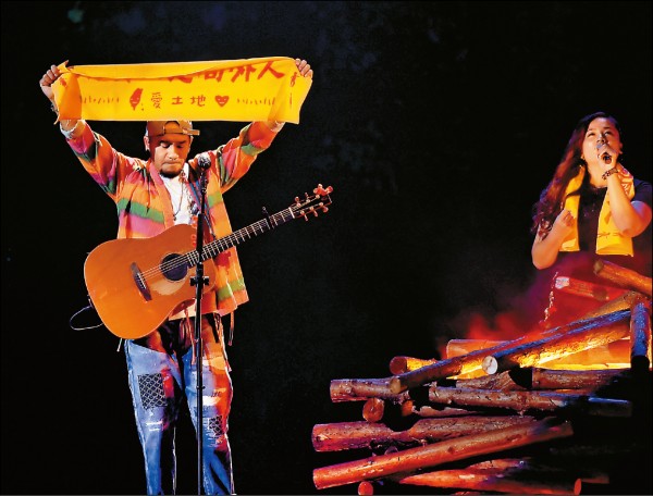 張震嶽在演唱時,手舉著「沒有人是局外人」布條。 張震嶽在演唱時,手舉著「沒有人是局外人」布條。