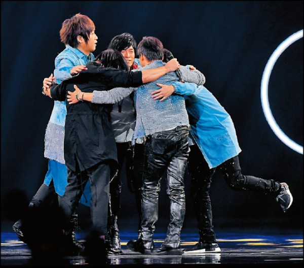 五月天上台領最佳國語專輯獎，團員在台上緊緊相擁。