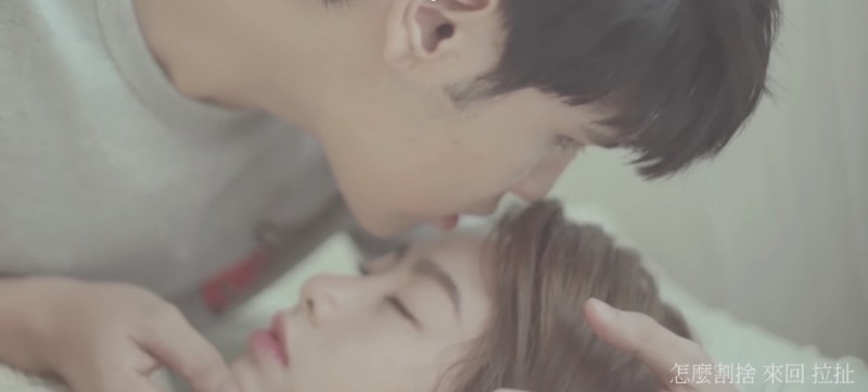 陳零九（左）《最後一首情歌》MV結合感人劇情和小幽默。（滾石提供）