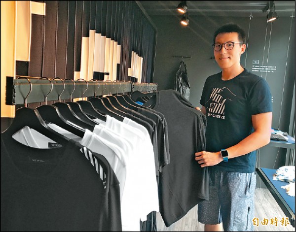 和明紡織第3代陳璽年提到，利用膠原蛋白紗線UMORFIL，製作成的T-shirt、絲巾等，極適合台灣濕熱氣候。（記者凃盈如攝）