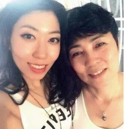 曲婉婷（左）的母親張明杰（右）被控在擔任哈爾濱市發改委副主任期間，疑似貪汙、受賄及濫用職權，涉貪金額高達16.7億。（翻攝自推特）