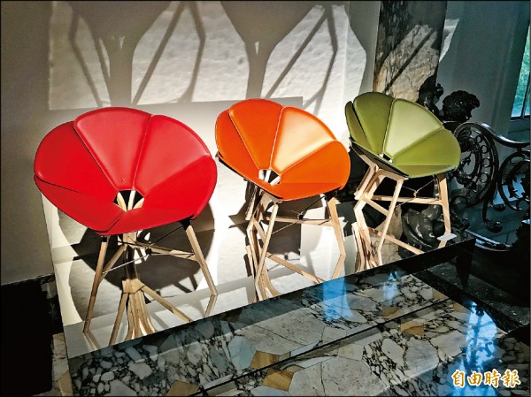 倫敦設計雙人組Raw Edges的Concertina椅子，採梣木和鍍金金屬為結構，以特殊的Nomade皮革創造花瓣狀座椅。（記者凃盈如攝）