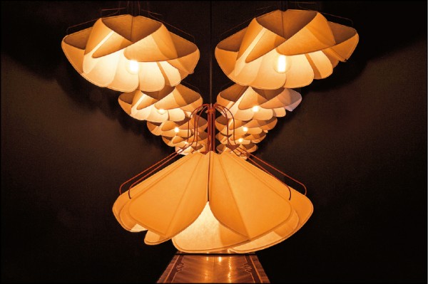 Raw Edges的Concertina燈罩，其所運用的紙張能創造出柔和光芒，而會優美飄移的金屬結構，則讓光、影產生夢幻的效果。