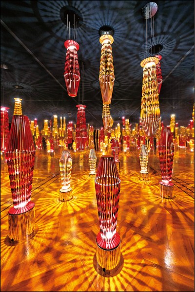 瑞士設計三人組Atelier Oï以皮革所設計的Spiral Lamp，當錯落放置時，展現目炫神迷的舞台效果。