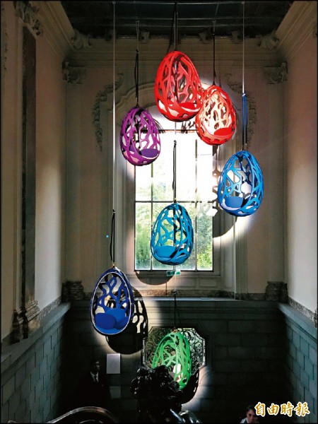 Louis Vuitton展場的挑高樓梯間，掛滿了Campana兄弟的Cocoon吊椅，魔幻繽紛。（記者凃盈如攝）