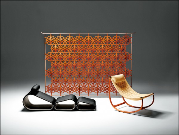 Marcel Wanders的躺椅、搖椅與簾幕。搖椅可見向Louis Vuitton致敬的Malletage菱格紋樣。Diamond Screen簾幕則能根據空間訂做不同的尺寸，能巧妙營造出一個半透明隔間，並呈現Louis Vuitton經典Monogram圖紋的菱形，以及行李箱使用過的編藤細工。