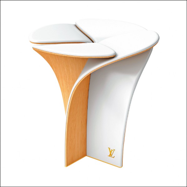 Tokujin Yoshioka設計的Blossom Stool（綻放的凳子）。靈感來自於傳統西方建築窗櫺的四瓣形狀，以此象徵LV代表性的花瓣monogram圖案，是件結合了木頭和皮革製作技術的作品。