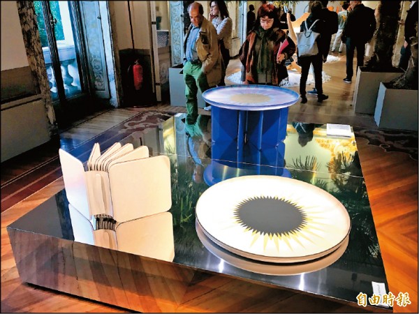 India Mahdavi設計的游牧邊桌，底座與桌面可以拆開，底座非常特別，雖為皮革，但合起來卻像一本書，適合攜帶、移動。（記者凃盈如攝）