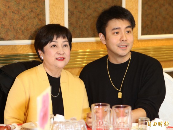 甄珍(左)與前夫劉家昌的家事風暴越演越烈。右為劉子千。(資料照,記者陳逸寬攝) 甄珍(左)與前夫劉家昌的家事風暴越演越烈。右為劉子千。(資料照,記者陳逸寬攝)