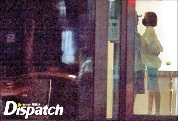 UIE被八卦媒體曝光和康男的約會抱抱照。（翻攝自Dispatch）