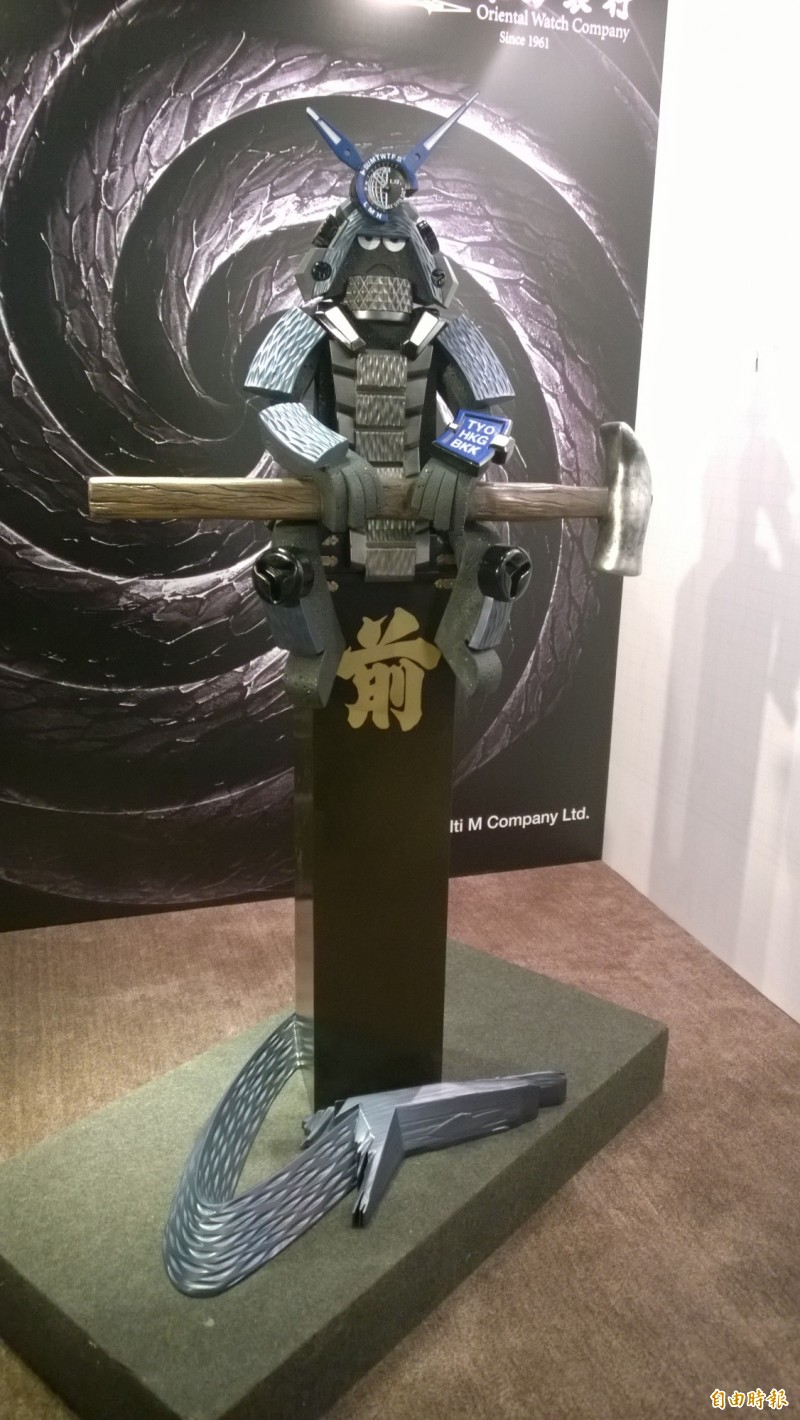香港公仔教父Michael Lau（劉建文）為G-SHOCK打造的大型公仔，頭戴武士帽、手握槌子、底下有龍形環繞，最特別的是膝蓋部分以MRG-G2000HT錶蓋上的螺絲釘打造，處處呼應錶款概念。（記者林欣若攝）