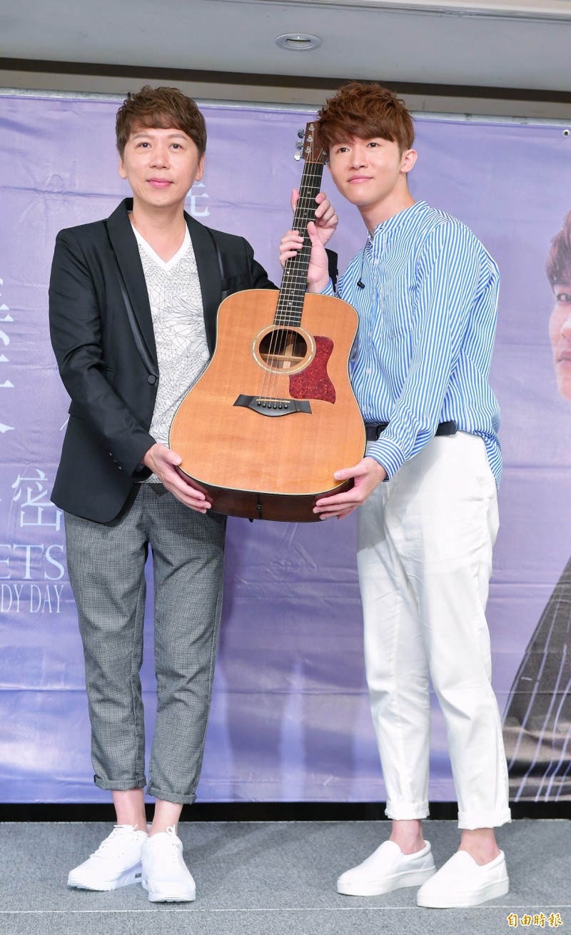 重機冠軍先宇發片記者會，恩師洪敬堯送吉他。（記者王文麟攝）
