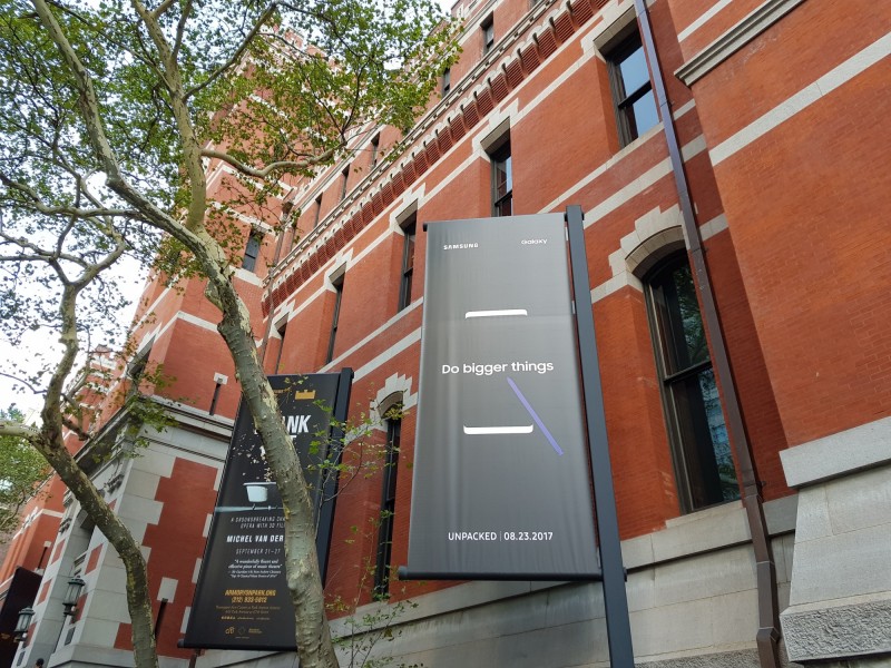 三星新機王Note 8將於台灣時間今日（23）晚上11點發表，美國發表會現場正緊鑼密鼓布置中。（記者吳佩樺攝）