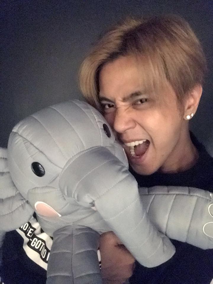 歐陽靖昨日在頒獎典禮上即興饒舌，內容提及羅志祥，希望小豬有空能來他的微博看看。（翻攝自羅志祥臉書）