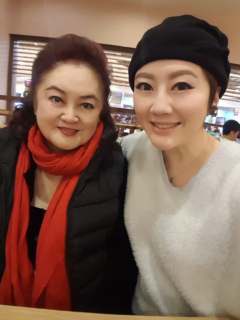 劉曉憶（右）怕孔蘭薰寂寞時常陪伴左右。（翻攝自臉書）