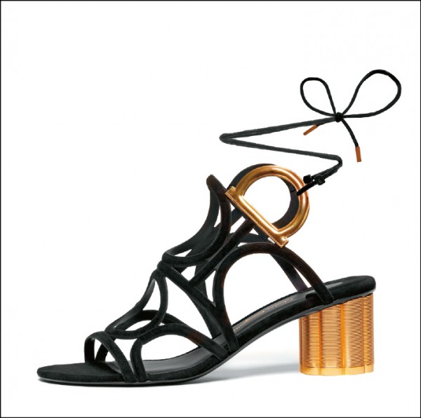 Ferragamo黑色羊麂皮Vinvi涼鞋，搭配花漾鞋跟，黑金搭配也是品牌經典配色，33,900元。