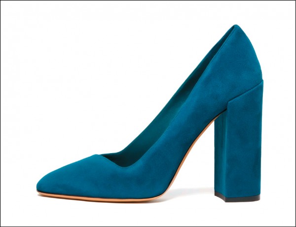 Ferragamo湖水藍色羊麂皮粗高跟鞋，鞋跟與鞋身相接處稍稍往上包，視覺更為修長，價格未定。