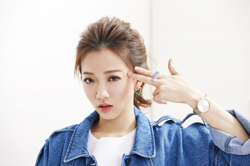 「玉兔」鄭如吟最後選擇告別護理師身分，回到演藝圈。（《MILK潮流誌》提供）