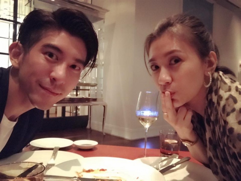 修杰楷（左）與賈靜雯（右）姊弟戀修成正果，2人育有2女，加上梧桐妹，一家5口幸福和樂。（翻攝自臉書）