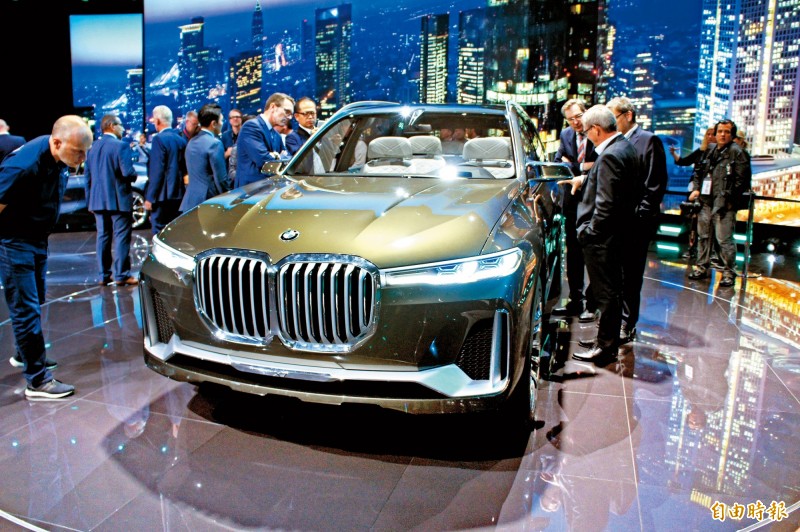BMW X7 iPerformance概念車揭示兩個重要概念，一為X7大型豪華SUV的雛形，另一則為將BMW i品牌油電或純電技術沿用至一般車系的iPerformance車款。  （記者方維鐸攝）                    