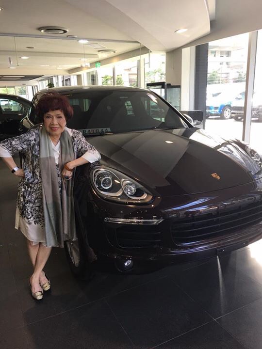 周遊開心倚著新車。（翻攝自臉書）