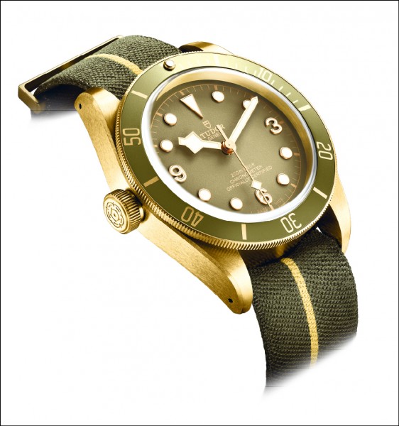 帝舵Black Bay Bronze One左撇子腕錶。青銅錶殼（43毫米）。搭載MT5601-LHD自動上鏈機芯，龍頭位於中層錶殼左側。估價4,500 - 5,500瑞郎。