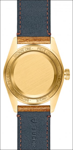 帝舵Black Bay Bronze One左撇子腕錶。青銅錶殼（43毫米）。搭載MT5601-LHD自動上鏈機芯，龍頭位於中層錶殼左側。估價4,500 - 5,500瑞郎。