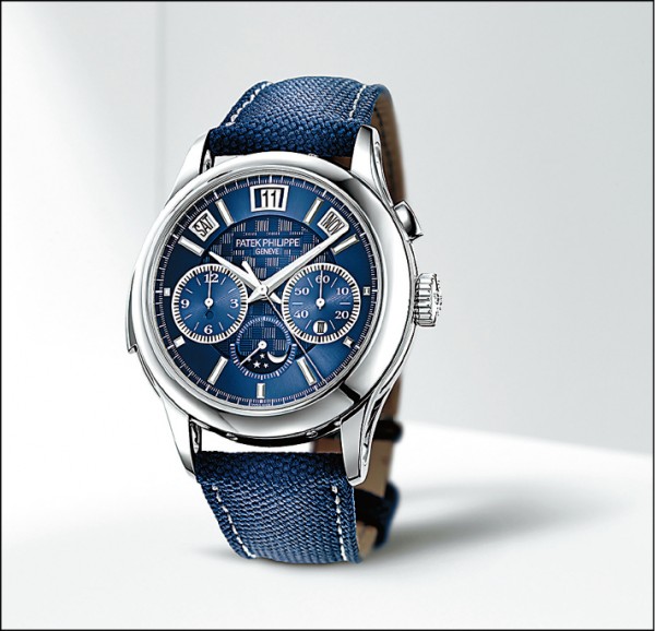 百達翡麗編號5208T-010三重複雜功能腕錶。鈦金屬錶殼（44毫米），厚15.7毫米。自動上鏈機芯。估價900,000 - 1,100,000瑞郎。