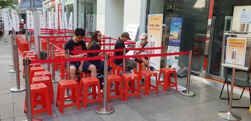 台灣大哥大現場僅有4人排隊。（記者吳佩樺攝）