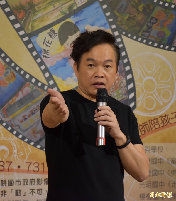 康康桃園參加活動,自曝是留級生、最後一名,卻獲母校頒獎「傑出校友」。(記者李容萍攝) 康康桃園參加活動,自曝是留級生、最後一名,卻獲母校頒獎「傑出校友」。(記者李容萍攝)