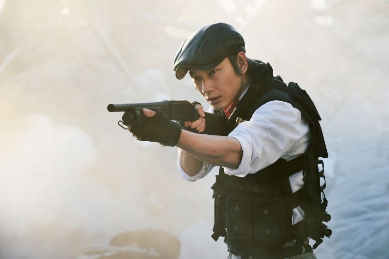 綾野剛在《亞人》中飾演想消滅人類的兇惡「亞人」佐藤。（車庫娛樂提供）