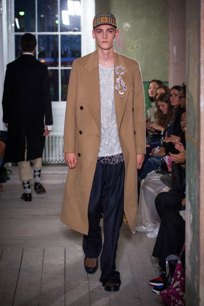 有沒有這麼好康Burberry買胸針送T恤！ - 自由娛樂