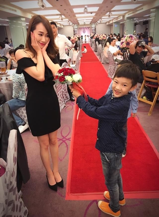 正妹空姐林佩瑤參加婚禮，小鮮肉作勢求婚。（圖翻攝自臉書）