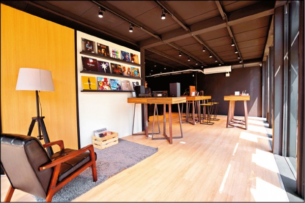 Sony Store華山廳，展示各式耳機新品讓民眾體驗。
