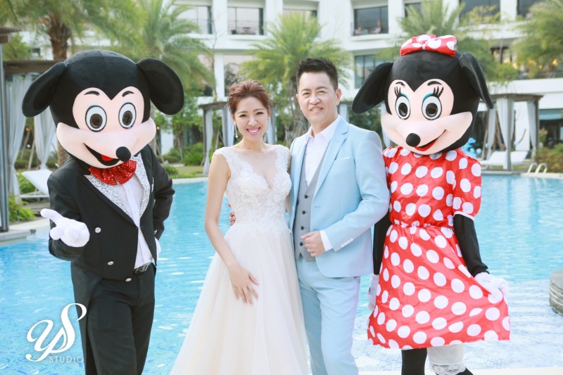 劉伊心（左）與林志隆都都屬老鼠，找來米奇米妮在桃園威斯汀酒店為婚禮炒熱氣氛。（老虎牙子提供）