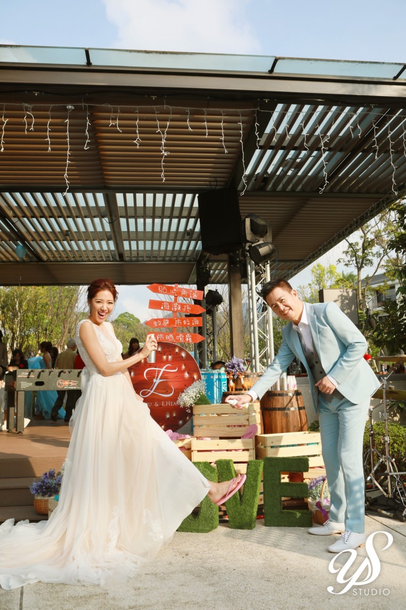 劉伊心（左）大溪威斯汀酒店與林志隆為婚禮先辦園遊會。（老虎牙子提供）