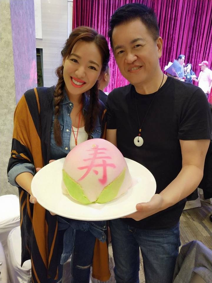 議員壽星台上喊話 美胸皇后台下拉老公甜滋滋 - 自由娛樂