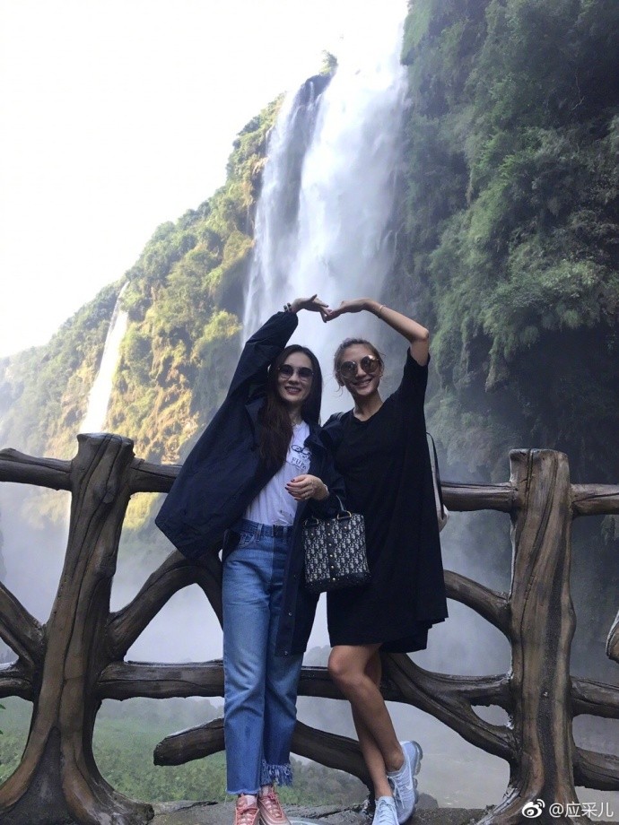 應采兒（右）與霍思燕開心比愛心。（翻攝自應采兒微博）