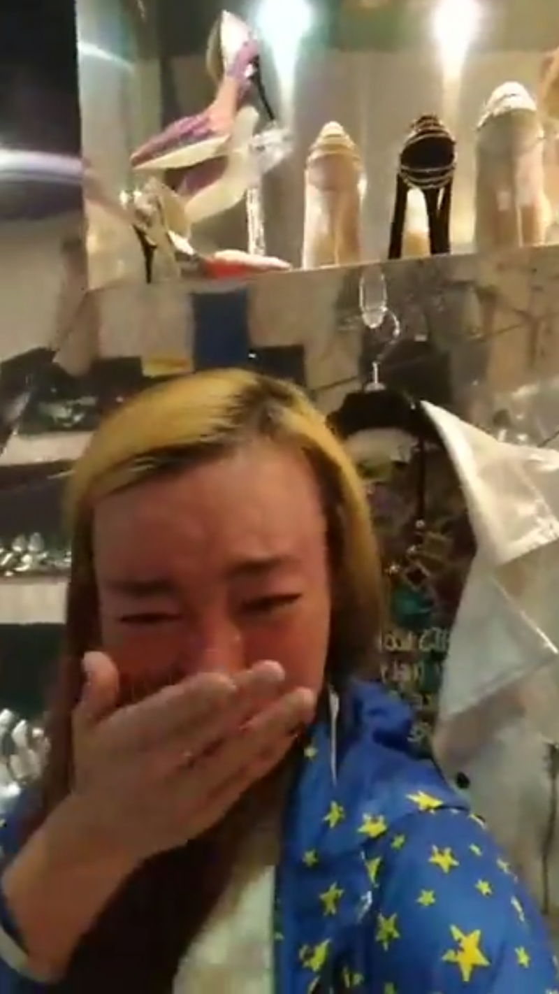 法拉利姐在直播時暴哭。（翻攝自法拉利姐臉書）