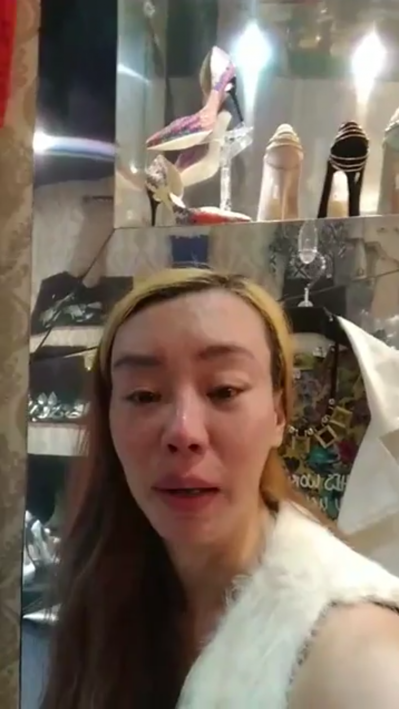 法拉利姐在直播時暴哭。（翻攝自法拉利姐臉書）